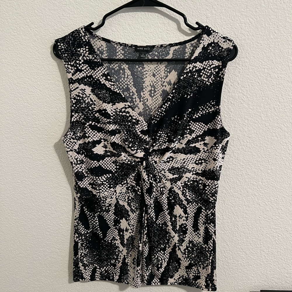 Nine West animal print short sleeve blouse with cinched bust. Size L